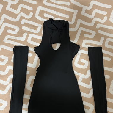 Robe moulante à épaules dénudées avec manches 