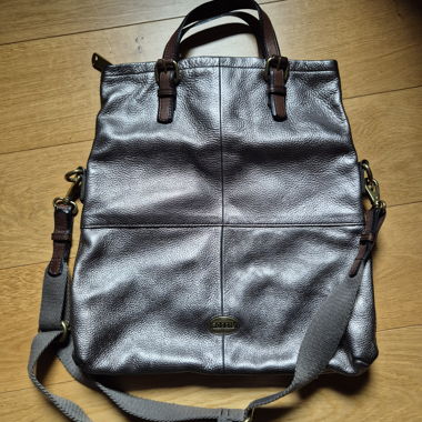Glänzende Fossil-Tasche