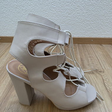 Beige High-Heel Sandaletten mit Schnürung