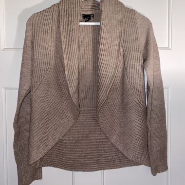 Cardigan lavorato a maglia beige con collo sciallato