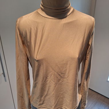 Beiger Rollkragenpullover glänzend