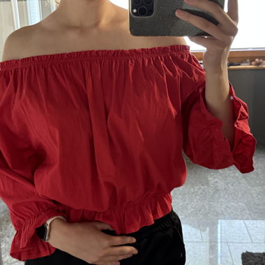 Blusa rossa con spalle scoperte