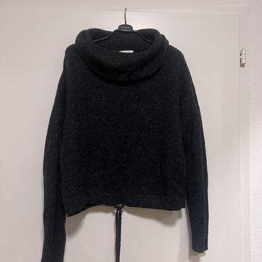 Grauer Pullover