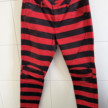 Pantalone rigato rosso e nero