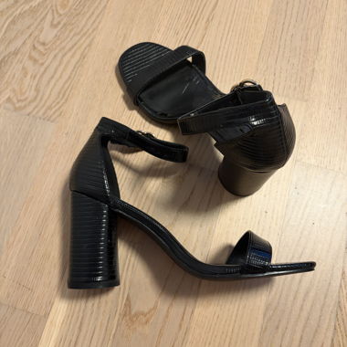 Schwarze Sandaletten mit Absatz Grösse 39