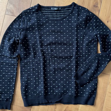 schwarzer Strickpullover mit weissen Tupfen