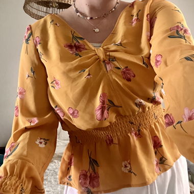 Blouse mit Blumen