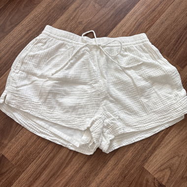 Weisse Damen-Shorts