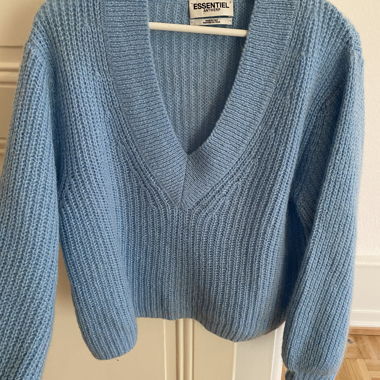 Blauer Strickpullover