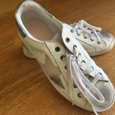 Sneakers bianche simili a Golden Goose