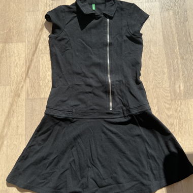 Schwarzes Kleid mit Reissverschluss vorn