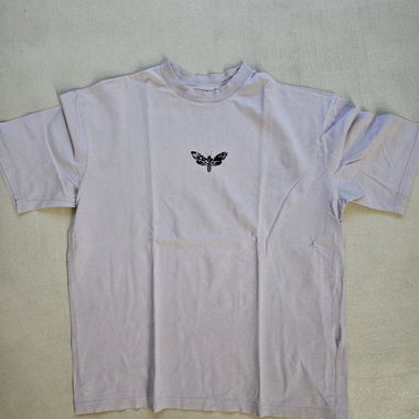 T-shirt streetwear lilla con motivo a farfalla