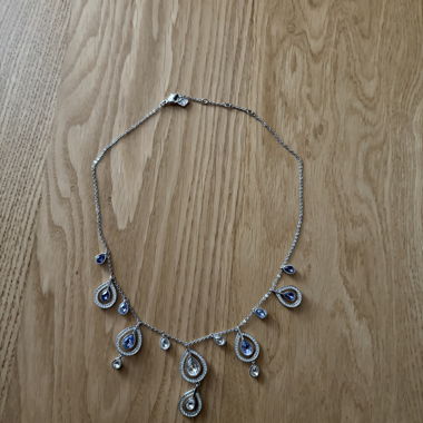 Collana con ciondolo goccia argentata