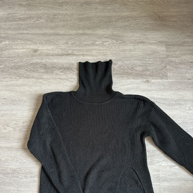 Strickpulli mit Schlitz