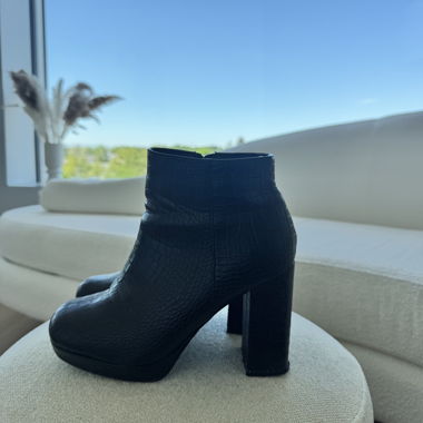 Schwarze Stiefeletten mit Blockabsatz