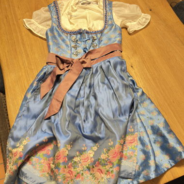 Dirndl Alpin azzurro chiaro con fiori rosa