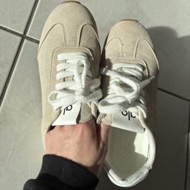 alo Sneakers in Beige