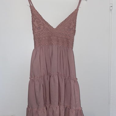 Robe en dentelle rose ancien