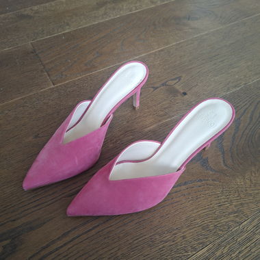 Pinkfarbene Mule-Heels mit spitzem Zeh