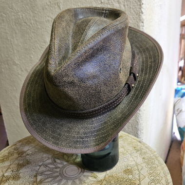 Chapeau en cuir vintage