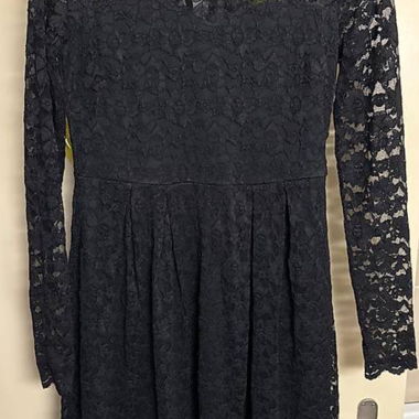 Schönes schwarzes Kleid mit Spitze