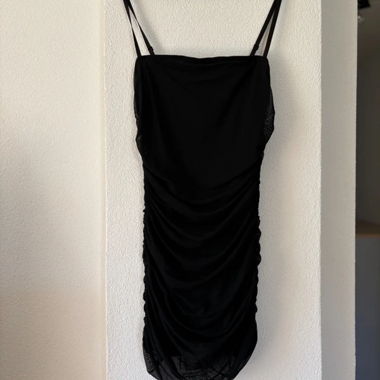 Eng anliegendes schwarzes Kleid