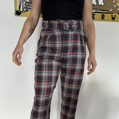 Karierte Stoffhose mit Gürtel