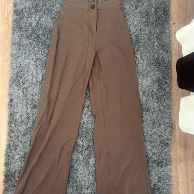 Pantaloni marroni a gamba larga