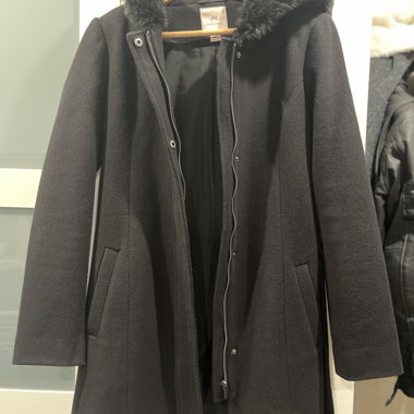 Schwarzer Mantel