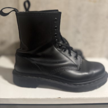 Dr. Martens Mono Black