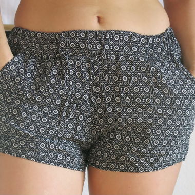 Shorts noirs à fleurs, taille M