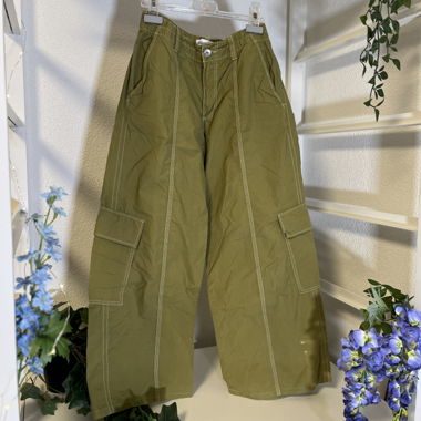 Low Rise Parachute Cargo Pants in Olivgrün – XS
