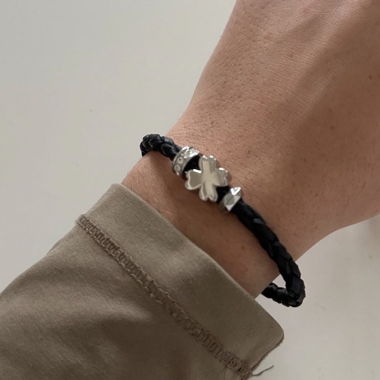 Bracelet Fossil noir avec trèfle 