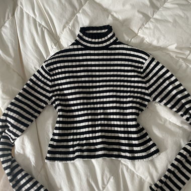 Cropped schwarz-weiss gestreiftes geripptes Rollkragentop