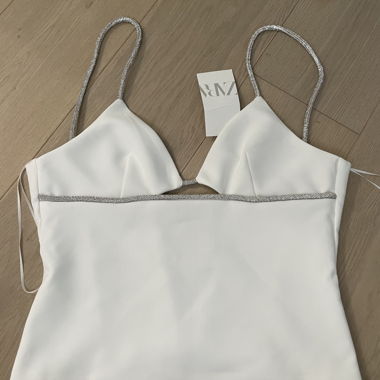 TOP MIT CUT-OUT UND GLITZER