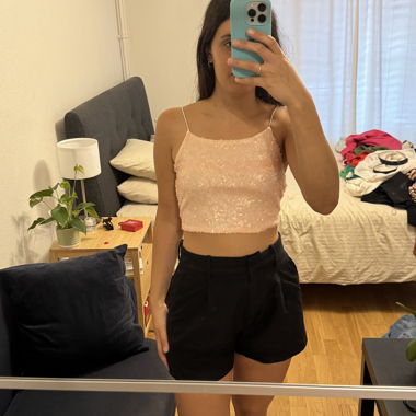 Top corto con paillettes rosa e schiena annodata