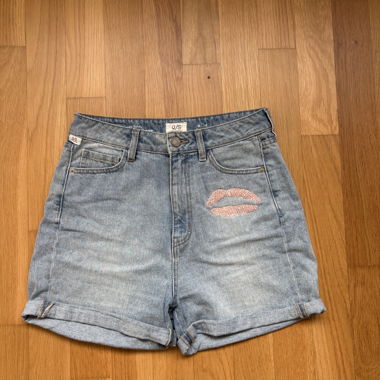 Short in denim Mum fit con stampa labbra