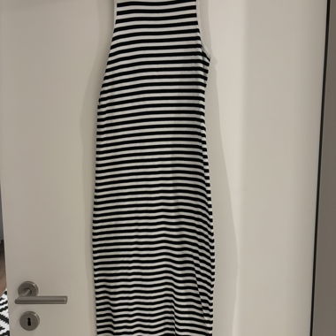 Gestreiftes enges Kleid 