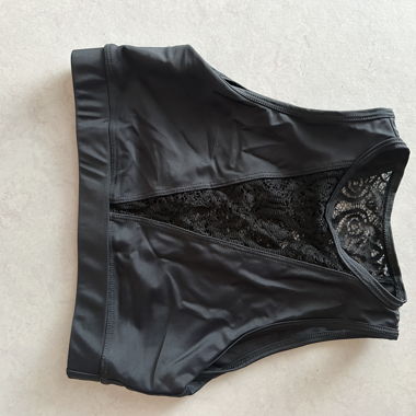 Schwarzes Spitzen-Crop-Top