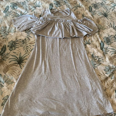 Graues Kleid mit Volants
