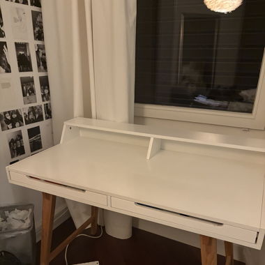 Weisses Pult mit Schubladen
