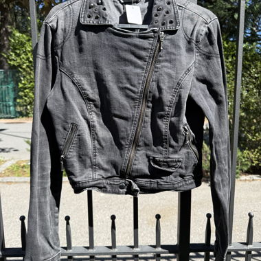 Graue Denimjacke mit Nieten