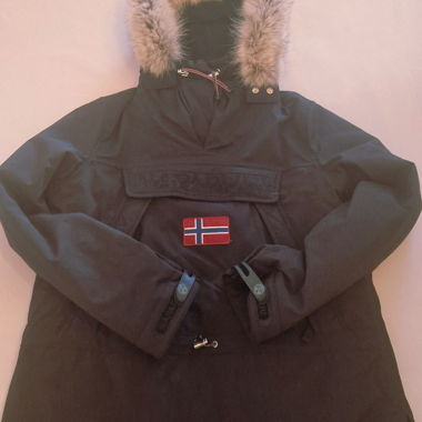 Schwarze Winterparka