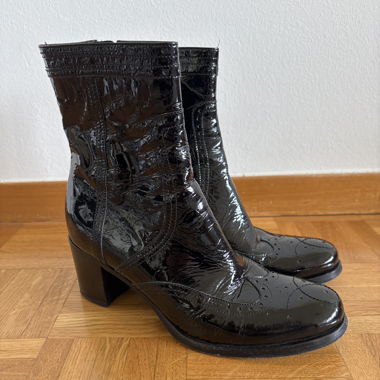 Bottine en cuir verni noir