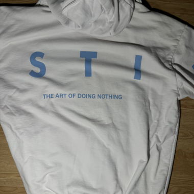 Sweat blanc avec imprimé bleu clair 
