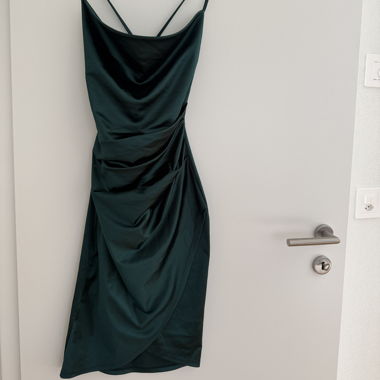 Dunkelgrünes Kleid mit feinen Trägern