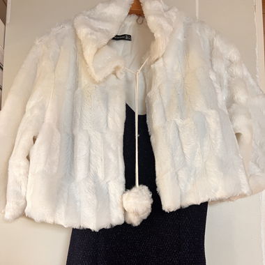 Weisse Fellrobe zu jedem Fest 