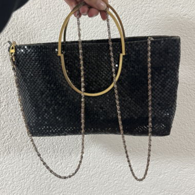 Schwarze Clutch mit Kette