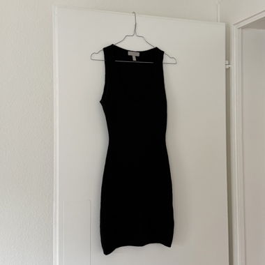 Schwarzes Strickkleid ohne Aermel