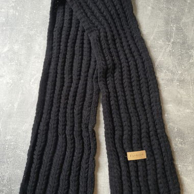 Schwarzer Strickschal